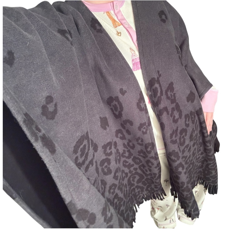 Rachel Roy cheetah poncho - one size